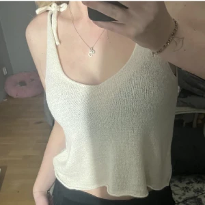 Tunn stickad topp - Säljer denna snygga tunna stickade toppen som inte har kommit till användning som är perfekt till sommaren💞