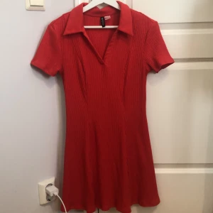 Oanvänd röd klänning - Den är helt oanvänd 