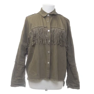 Jacka zara - Säljer min gröna ”jeans” jacka från zara, är i mycket bra skick, men säljer då den inte kommer till användning så ofta, tyvärr :/ 💓Är i storlek XS, men är oversized så skulle säga att den även passar en M