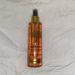 Body mist - En body mist (whit Olive & green tea leaves extracts) säljer pga använder inte body mists
