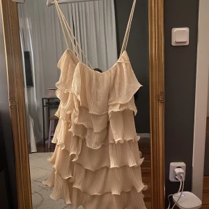 Other stories  - Populära klänning från other stories. Köpt på rean, aldrig använd då den är för stor för mig och har inte haft ork att sy in den. Har klippt bort lappen med str men är 99% säker på att de e en str 40, går att justera banden ☺️ 