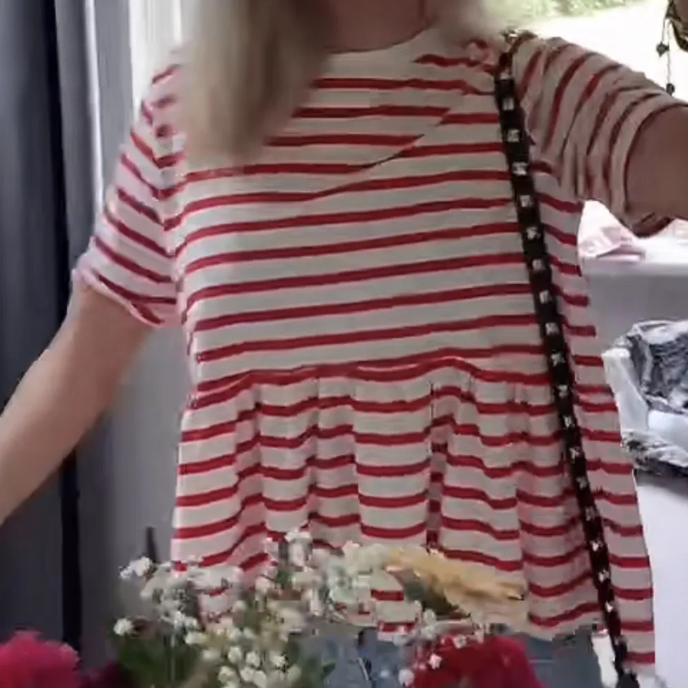 Jag säljer min stockholmsstil tröja frpn Zara p.g.a den är för liten❤️ Priset kan gå ner vid snabba affärer🫶🏻 Sista bilden är tagen från tiktok så det är inte jag på bilden men de är exakt samma tröja❤️. T-shirts.