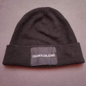 Calvin Klein jeans beanie ganska stor i storleken 