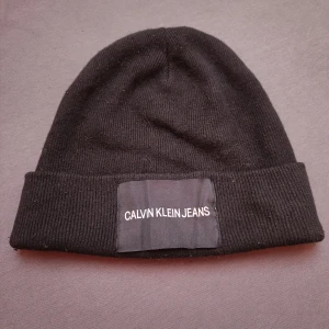 Calvin Klein jeans beanie  - Calvin Klein jeans beanie ganska stor i storleken 