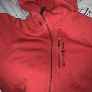 Sail racing hoddie - Säljer min sail racing zip hoodie för att den blivit för liten, den var på gränsen till för liten när jag köpte den gör bara någon månad sedan. Alltså är den i väldigt bra skick. Kan tänka mig att gå ner i pris vid smidig affär. 