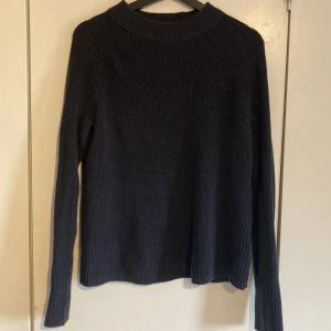 Stickar tröja - Blå stickar tröja med polokrage, stlr S men stor i storleken