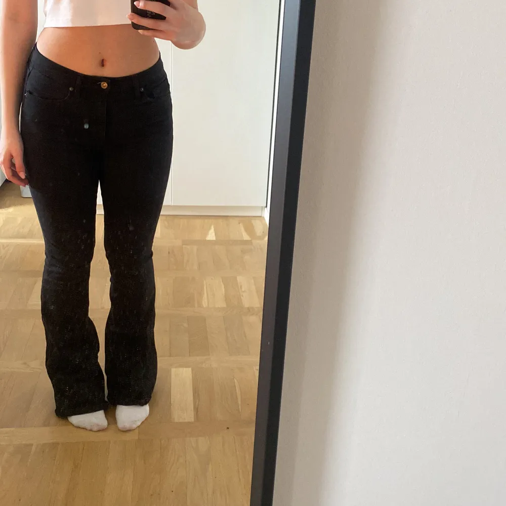 Svarta mid/high waist jeans i modell bootcut storlek 28/34. Jag är 168 och dom är långa på mig vilket resulterar i att dom är slitna där nere. Lite urtvättade men stretchiga🙌🏼. Jeans & Byxor.