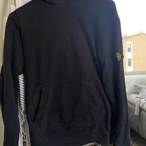 Svart stone island hoodie, storlek xs👌  - En basic svart hoodie märke stone island, användt ett få tal gånger och är ett perfekt basic plagg!💗💞💓⚠️❤️