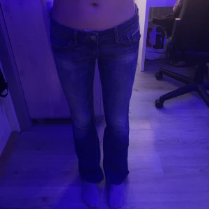 Lågmidjade jeans! - Ett par jättefina lågmidjade jeans i storleken 27/32 / Xs. Säljer dessa jättefina jeans då dom tyvärr är för korta på mig. Dom är omsydda till bootcut då dom var skinny förut❤️