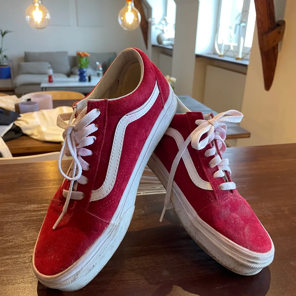 De klassiska Vans skorna i en röd härlig färg.  Kommer att tvättas innan de ges bort. Skor.