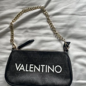 Valentino väska  - Säljer den här fina Valentino väska då den inte kommit till användning på länge. Köpt från zalando. Skriv ifall det är något du undrar.