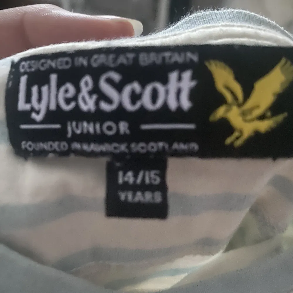 Lyle and scott tröja junior stolek 14/15 år djur finns i hem tvättas innan skickas köparen står för frakt . T-shirts.