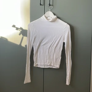 Långärmad tröja - Vit långärmad, lite croppad. Lite krage. 