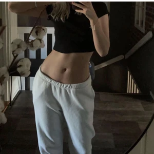 Vita mjukisbyxor  - Vita mjukisbyxor från Gina Tricot. Inga defekter och bara använda få gånger. I storlek xxs men mer som xs. Vill bli av med dom därav priset