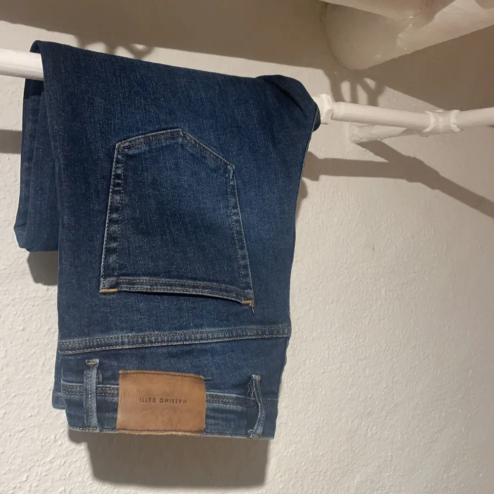 Mörkblå jeans i slim från massimo skick som nya . Jeans & Byxor.