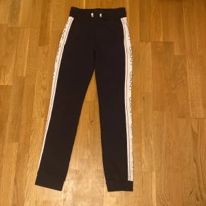Gant byxor - Gant byxor som jag aldrig har använt, köptes runt 2018. Skönt material samt att märket syns väldigt mycket. Nypris går för 899kr.