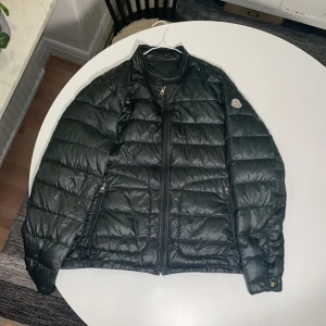 Moncler Acorus down jacket - Tjena! Säljer nu min äkta monclerjacka. Originalpriset låg på 7500 kr. Skick 7/10