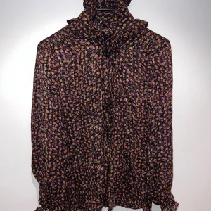 Blus  - Vintageblus från Oleg Cassini 100% Silk I mycket bra skick  