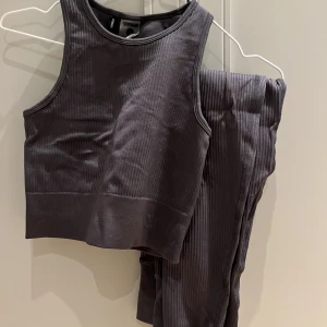 Seamless set Stronger  - Seamless set från Stronger i mörk grå. 