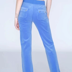 Juicy Couture  - Intressekoll på mina juicy byxor, byxorna är använda men fortfarande i bra skick! Lägger ut annonsen för att kolla intresse och se hur mycket jag kan få för dom. Anledningen är att jag vill ha pengar och att dom knappt används längre ❤️