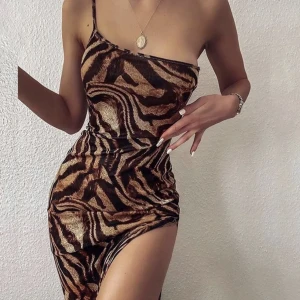 Klänning  - Klänning som aldrig kommit till användning  Storlek S Frakt ingår 