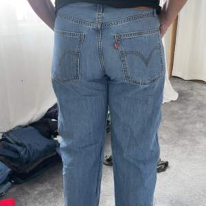 Ett par Levis jeans som är mid rise. Inte så mycket använda. I storlek W29 L30. Mamma har på sig byxorna på bilden men de är bara att höra av sig om ni vill ha flera bilder.😊