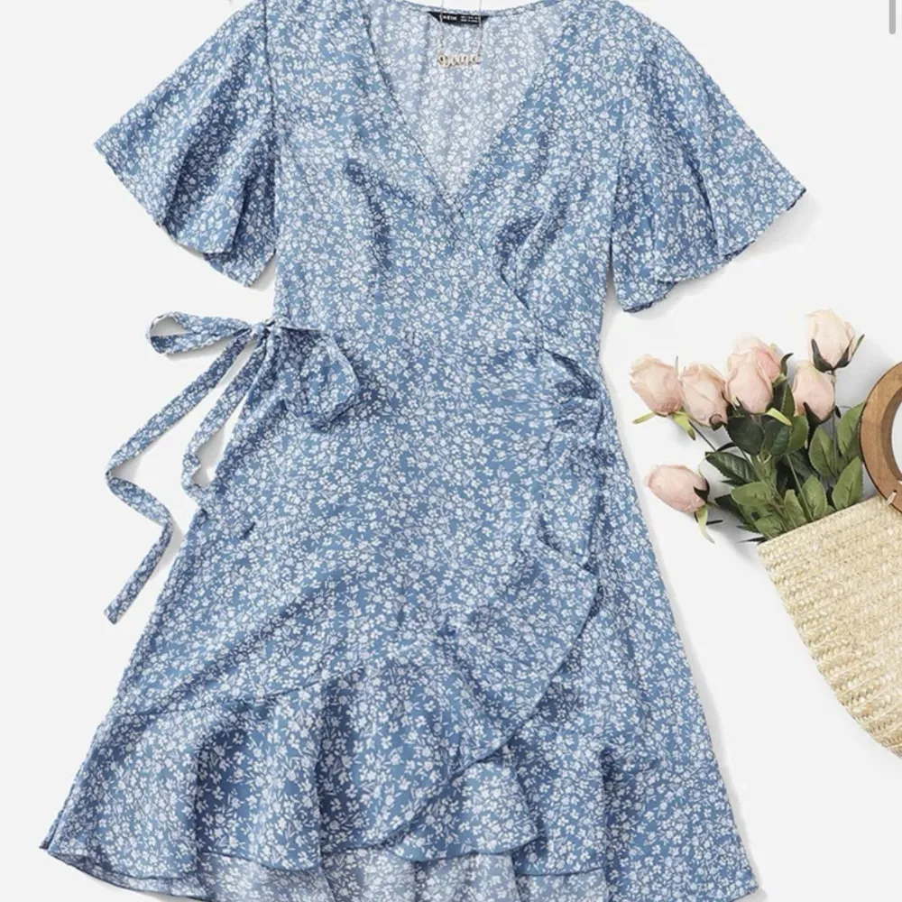 blå sommarklänning men vita blommor på, från shein i storlek 36, klänningen knyts på sidan vilket gör att storleken kan regleras, aldrig använd då den va för liten för mig💕. Klänningar.