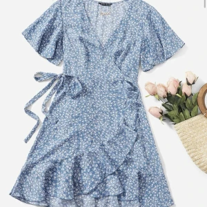 klänning - blå sommarklänning men vita blommor på, från shein i storlek 36, klänningen knyts på sidan vilket gör att storleken kan regleras, aldrig använd då den va för liten för mig💕