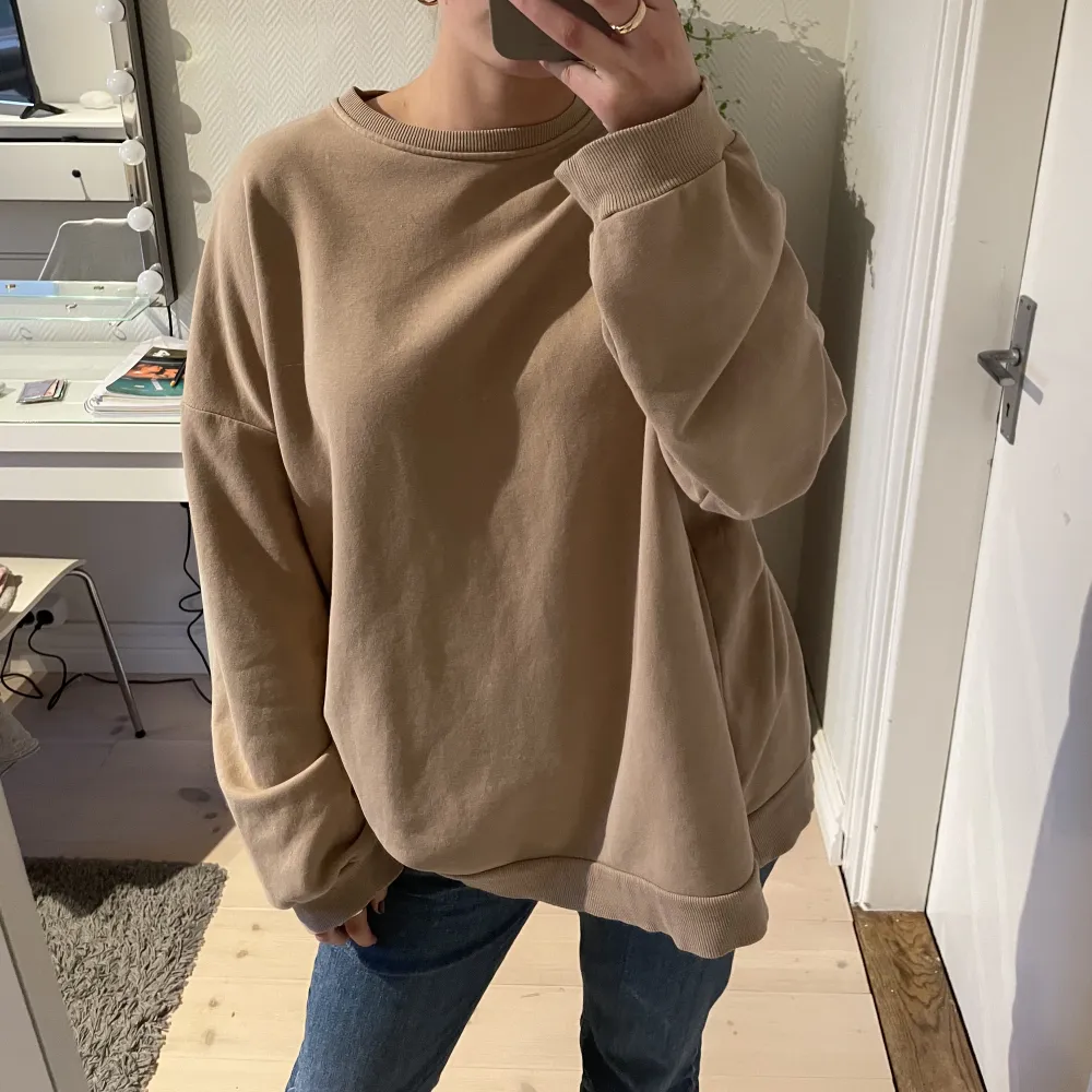 Snygg oversize sweatshirt från NA-KD i jättebra skick💗köparen står för frakten . Tröjor & Koftor.