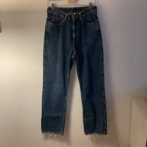 Mörkblå jeans från Weekday, modellen Row. Storlek w29l32  Fransar klippta själv, påverkar ej längden.  Sparsamt använda. 