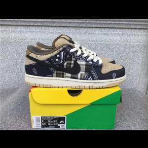 Skitsnygga och exklusive travis scott sb dunks! Kostar mellan 10000-15000 i butik. Har storlek 41,42 och 43