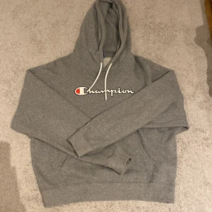 Champion hoodie - Bra kvalitet, köpt för 700 kr. Är för stor för mig! 