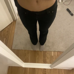 Levi’s pitch boot cut jeans  - Otroligt snygga Levi’s jeans med nypris på 1200kr. Storlek 25 i midjan i eu storlek skulle jag säga att de är en 34/36💕Sitter perfekt på mig som är 168cm. Säljer för 500 plus frakt! Dm för fler bilder eller frågor osv!