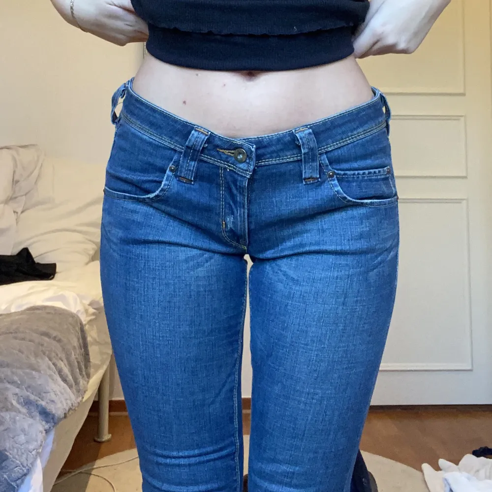 Skitsnygga lågmidjade jeans från Lee. Jag är 174 och dom är långa på mig! Lite för små för min smak. Frakt ej inkl.. Jeans & Byxor.