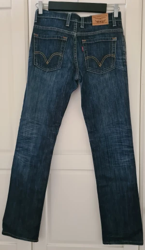 Levi's jeans 2000 - Levi's stl.28 i mycket bra använt skick från ca år 2000. Minimal stretch.   Beninnerlängd 78 cm. Grensöm ca 25 cm i fram och ca 31 cm i bak inkl. linning. Benvidd 19 cm.