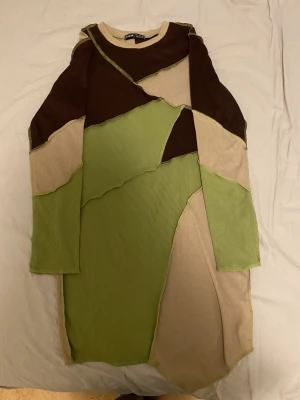 Klänning - Säljer en jätte fin klänning!😻 Den är inte ut och in den är designad så, skriv priv för frågor