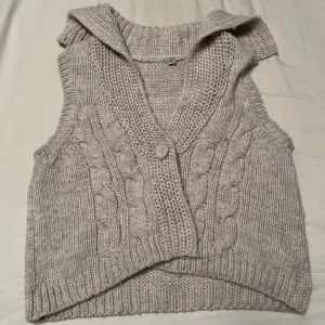 Stickad topp/väst  - Säljer den här så fina stickade toppen/västen som är köpt på second hand! Passar mig med S💕 ÄLSKAR DENNA! Så unik & sticks inte. Kabelstickad! Inga noppror utan den är lite fluffig i tråden bara 🥰perfekt till långkjol i vår!
