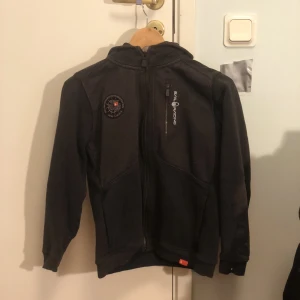 Sail Racing Tröja - Okej skick inga hål eller liknande men urtvättad. Storlek 160