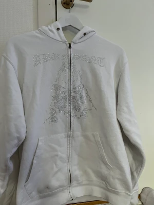 Rhinestone hoodie - En Rhinestone hoodie i storlek S passar även M. Den är i fint skick och passar bra till våren.