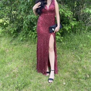 Bal klänning  - Säljer min skit snygga bal klänning som jag använde på min bal 2022. Den är till syd för min längd som är 160 cm! Skriv till mig om du har fler frågor eller vill se fler bilder❤️