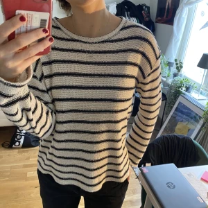 Stickad tröja - så fin randig stickad tröja från Zara!!  I fint skick och har inte använts mycket💞 skriv privat vid frågor eller annat!!