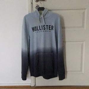 En hollister tröja med luva som är i bra skick. På ena armen står de ”Hollister”. Olika blå varianter har denna tröja. Den är i storlek XL men den är inte alls så stor. Jag hade sagt att det är en L. 