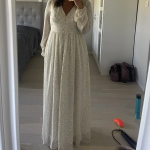 Blommig lång sommarklänning  - Lång klänning med gula blommor 