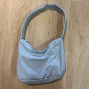 Handväska  - Säljer min jätte söta handväska från Gina. Den är i jätte bra skick men kommer inte till användning. Har bara använd den Max 5 gånger. Kom privat för mer info!💕