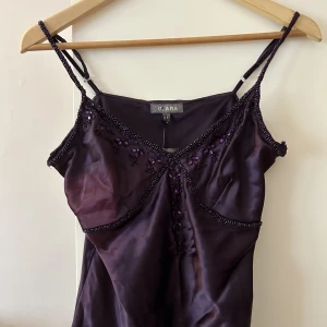 Lila 2000s linne - Super snyggt 2000s linne, säljer endast för att den är för stor på mig. Lappen finns kvar och jag har aldrig använt den, de kommer också med små paljetter. Den finns också inte att köpa längre. Fråga bara på om du vill ha fler bilder:)