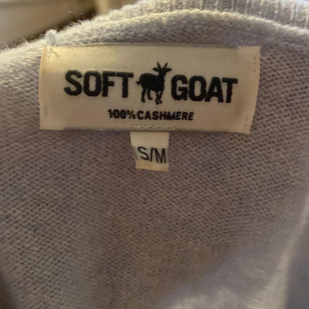 Säljer en så fin tröja från soft goat som jag köpt här på plick men söker en annan därför lägger jag ut. Skriv vad ni kan tänka er betala för den💞. Stickat.