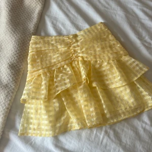 Gul kjol  - Säljer denna söta kjolen från Gina tricot! I väldigt bra skick och använd max 1 gång. Nypris 400 kr.