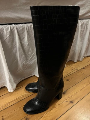 Stövlar från H&M - Storlek 39, helt nya.