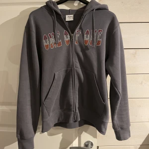 One of one hoodie s - One of one hoodie storlek s  Använd fåtal gånger. Bra skick  Skriv för fler bilder 