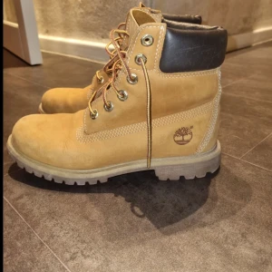 Timberlands 38 - Mycket fint skick. Behandlade med skovård. 